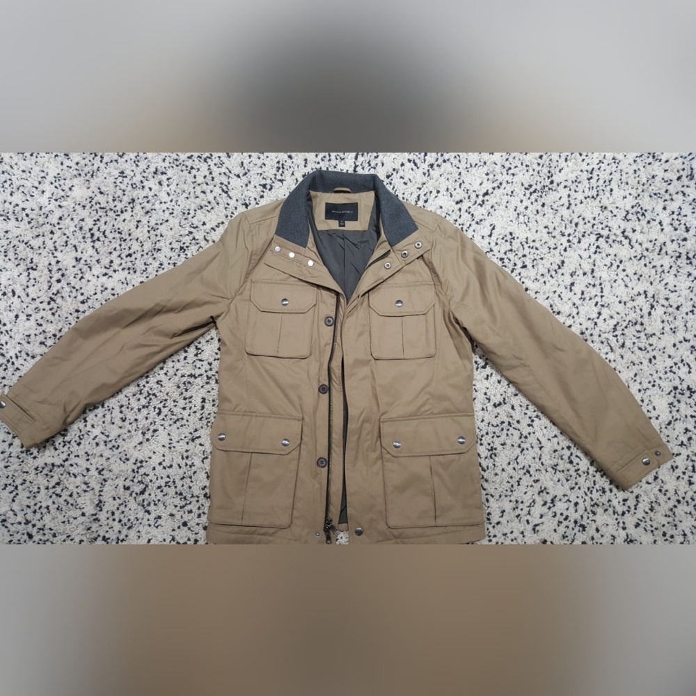 Banana republic coat - nice and heavy! Like new!